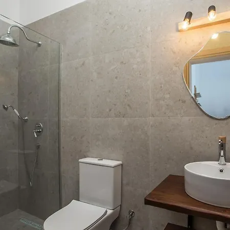 Zaia & Living, N2, Pool View * Gennadi